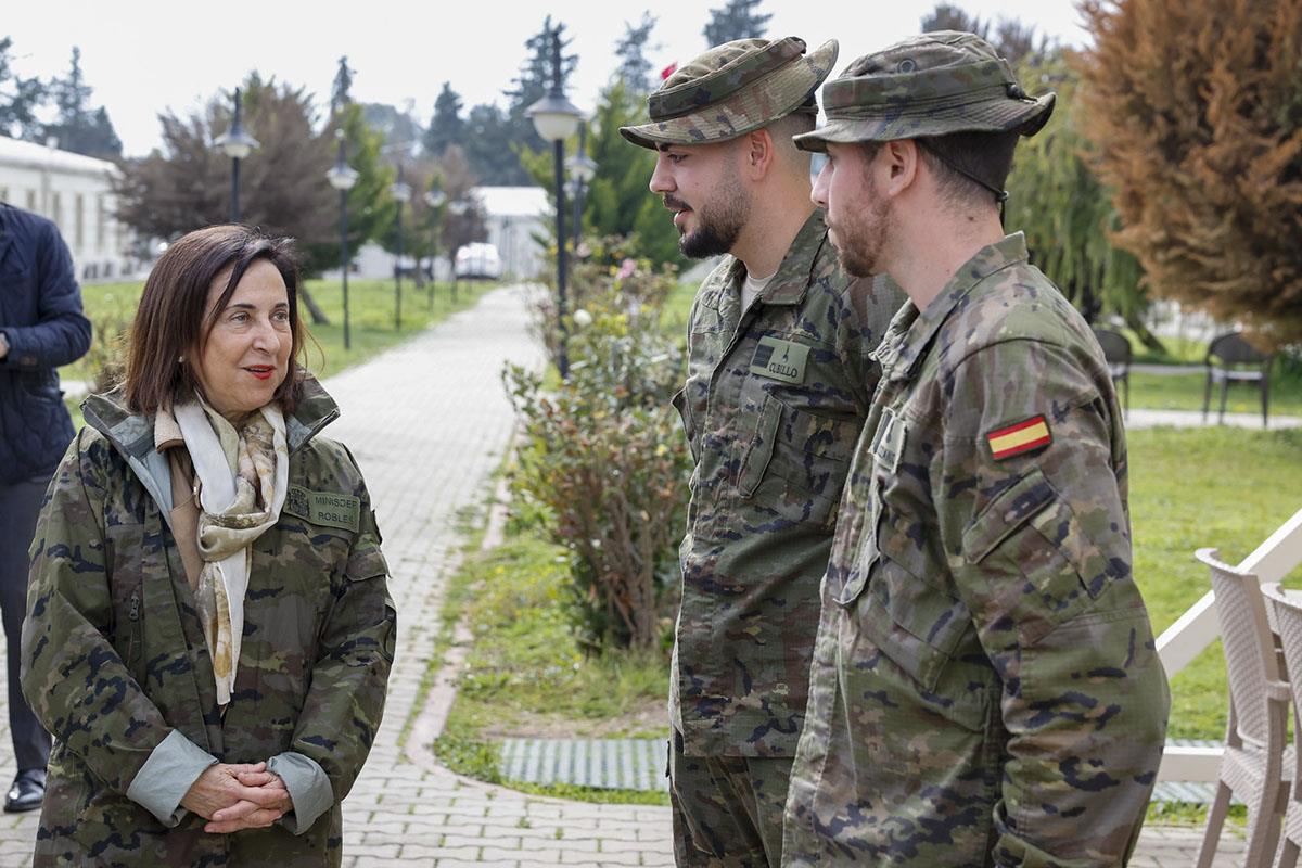 La ministra de Defensa, Margarita Robles, durante su visita al contingente español en Turquía.