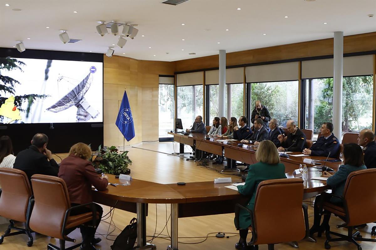 Margarita Robles visita el INTA.