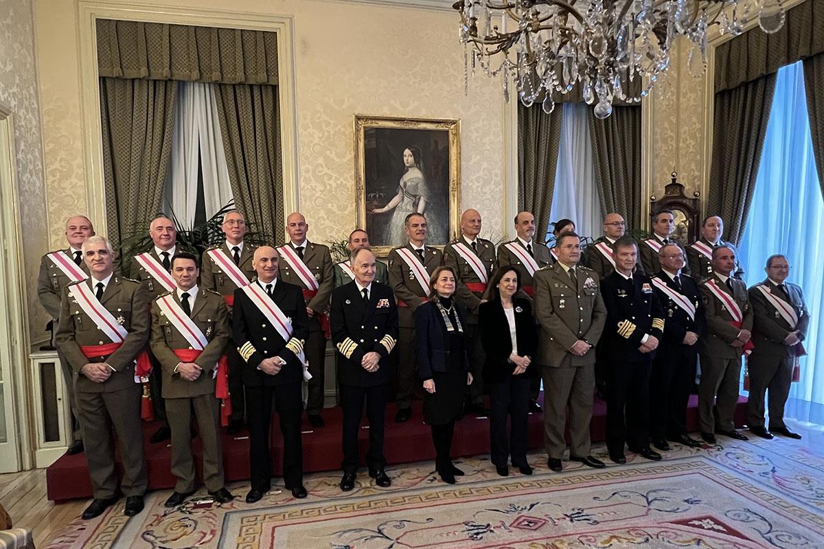 La ministra de Defensa, Margarita Robles, junto a los condecorados.