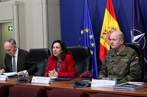 La ministra de Defensa, Margarita Robles, en la videconferencia con los jefes de los contingentes en Letonia y Eslovaquia.