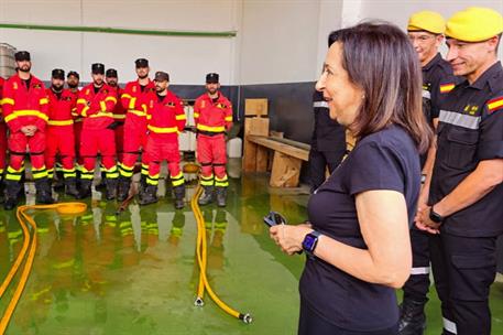 Margarita Robles, interviene durante su visita al Cuarto Batallón de Intervención de Emergencias en la Base Aérea de Zaragoza.