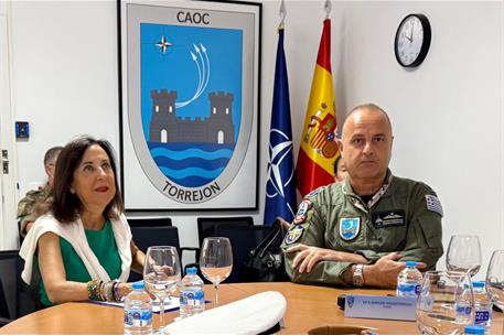 La ministra de Defensa, Margarita Robles, en una reunión en el Centro de Operaciones Aéreas Combinadas de Torrejón.