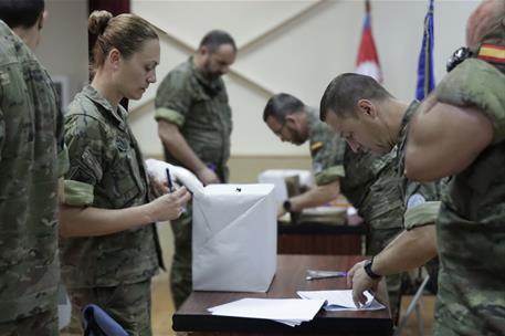 Militares en el exterior ejerciendo su derecho al voto