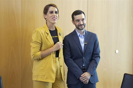 La fundadora del club Malasmadres, Laura Baena, y el ministro de Derechos Sociales, Consumo y Agenda 2030, Pablo Bustinduy.