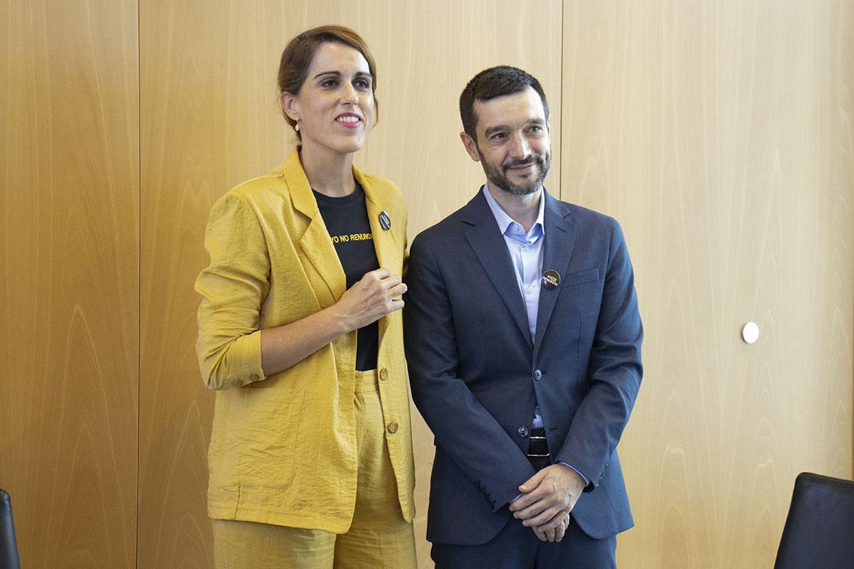 La fundadora del club Malasmadres, Laura Baena, y el ministro de Derechos Sociales, Consumo y Agenda 2030, Pablo Bustinduy.