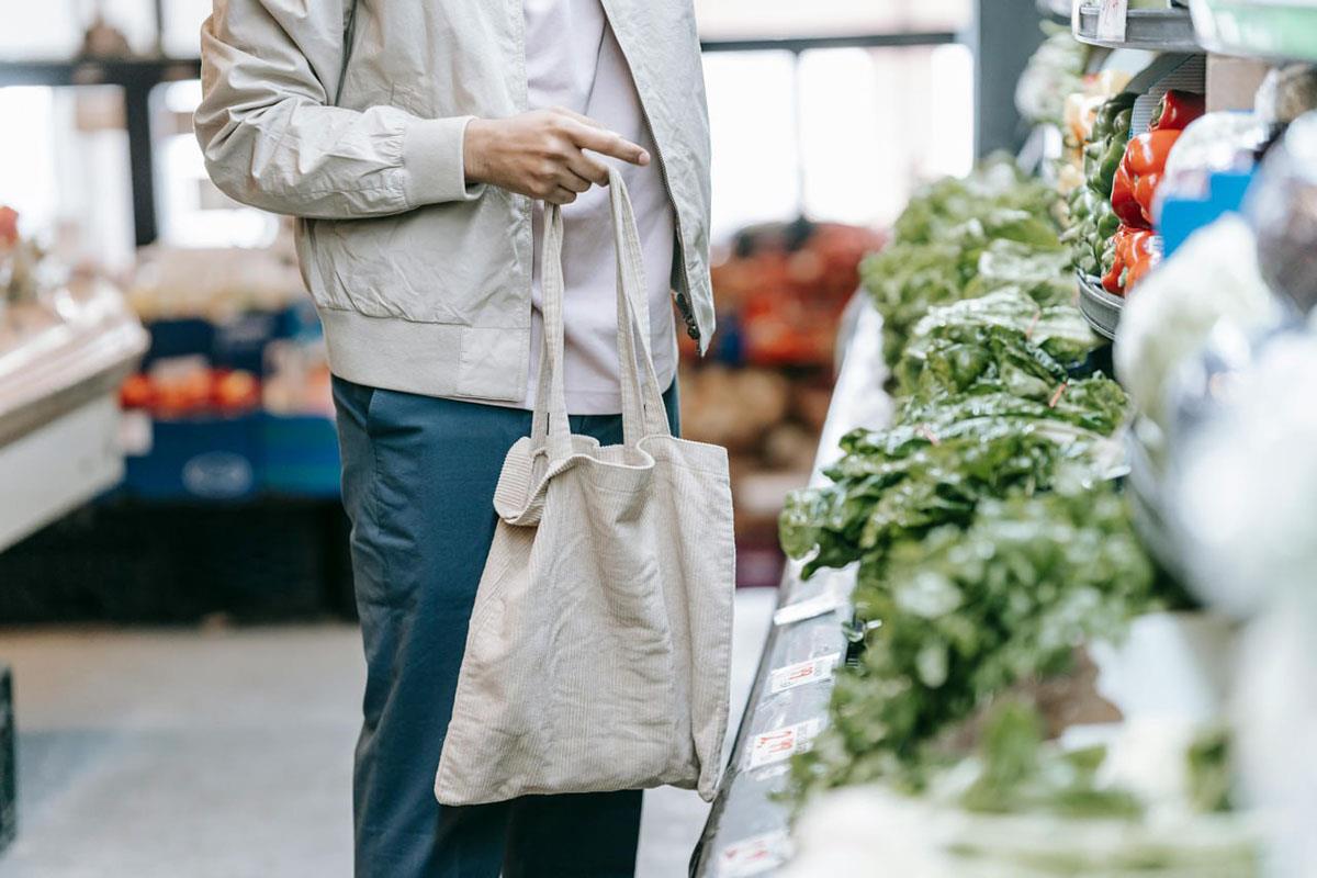 Un hombre compra verdura en un mercado