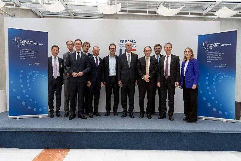 El ministro de Economía, Comercio y Empresa, Carlos Cuerpo, junto a los participantes en la reunión.