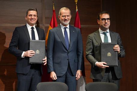 El vicepresidente Carlos Cuerpo, el rey Felipe VI y el ministro canadiense de IA e Innovación Digital, Evan Solomon
