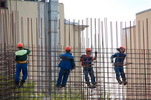 Trabajadores en la construcción de un edificio.