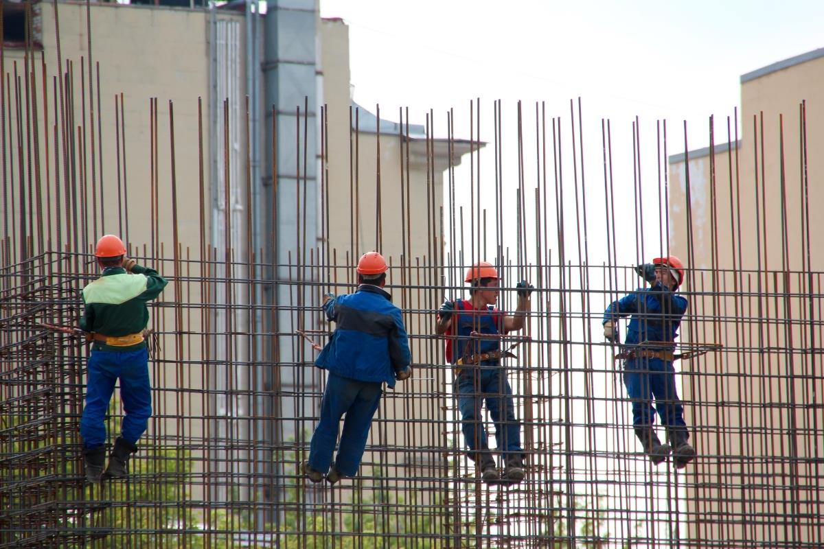 Trabajadores en la construcción de un edificio.