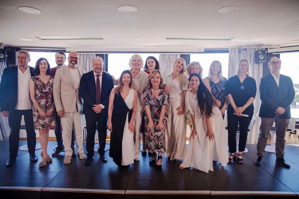 La ministra de Educación, Formación Profesional y Deportes, Pilar Alegría, junto a los participantes en el acto