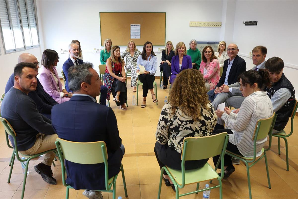 La Reina Letizia y la ministra Pilar Alegría, en el IES Dr. Zapatero Domínguez de Castro-Urdiales (Cantabria)