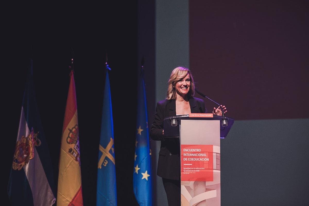 La ministra de Educación inaugura el Encuentro Internacional de Coeducación en Avilés, Asturias.