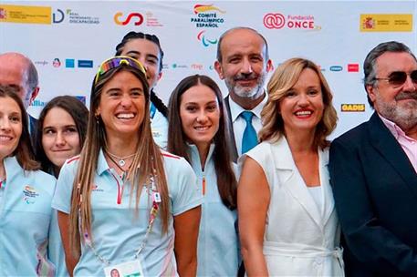 La ministra de Educación, Formación Profesional y Deportes, Pilar Alegría, con la delegación española de paralímpicos