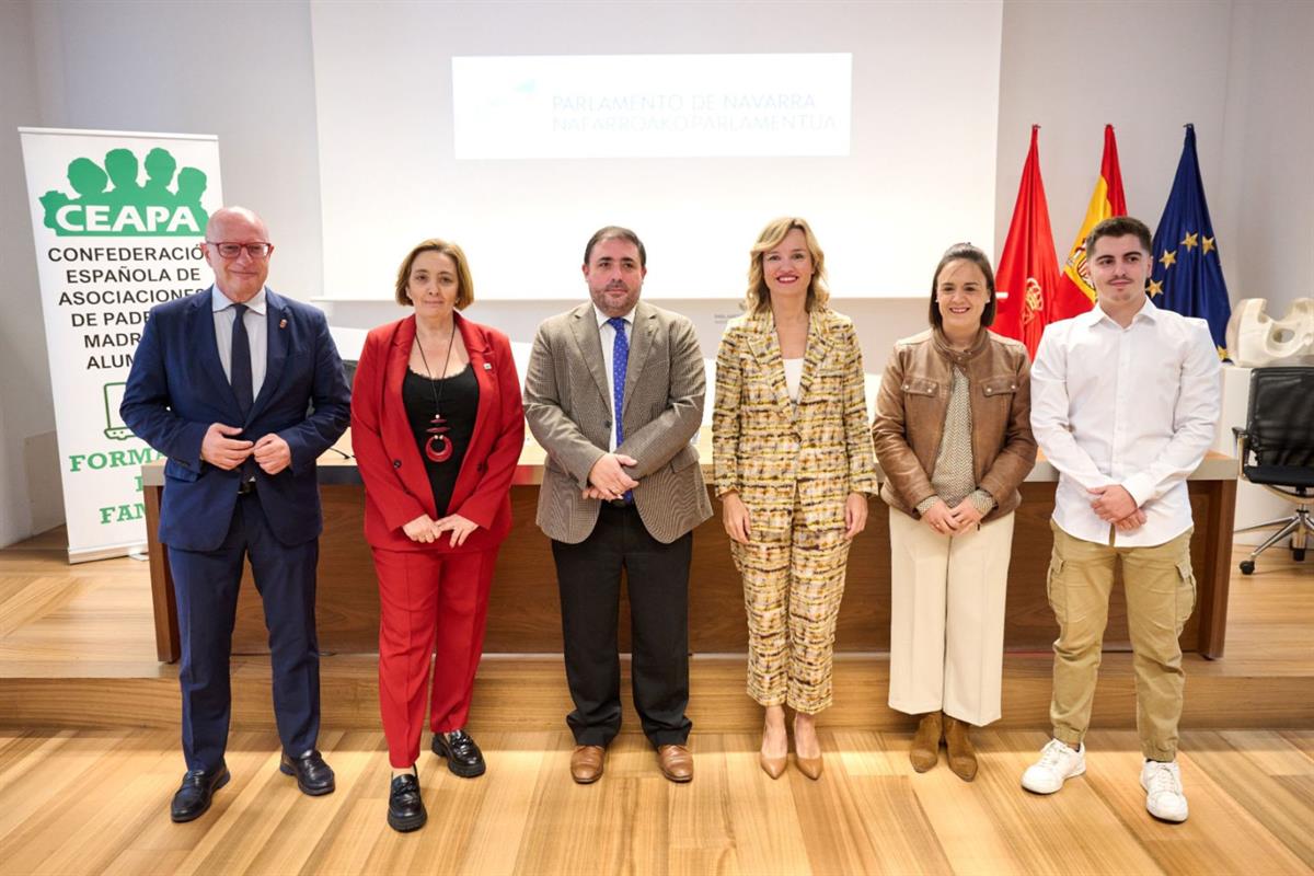 Pilar Alegría junto a representantes de familias y estudiantes en el IV Encuentro CEAPA-CANAE