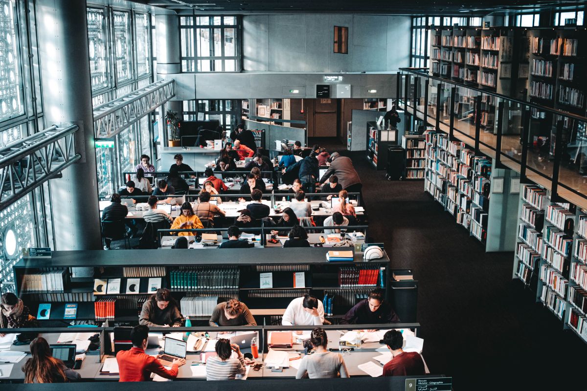 Estudiantes en una biblioteca