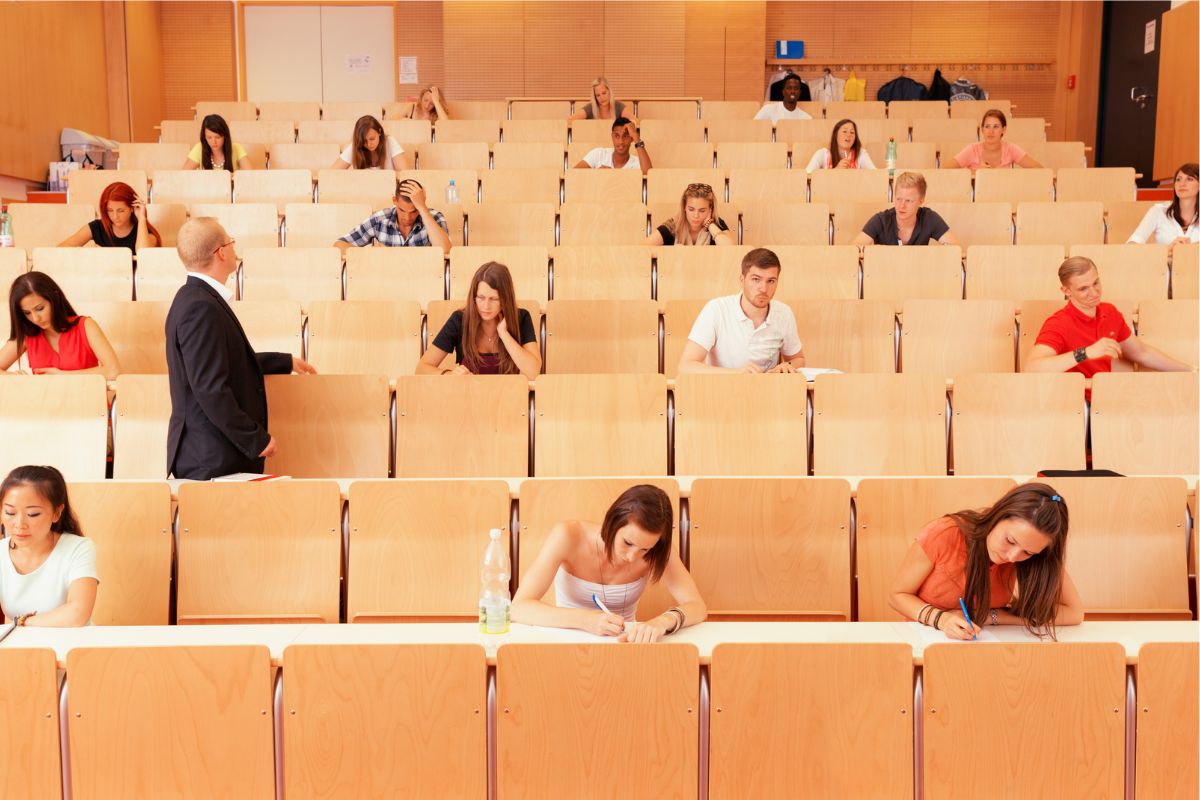 Estudiantes durante un examen.