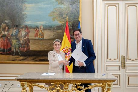 Milagros Tolón y Oscar López firman un acuerdo sobre alfabetización digital y mediática