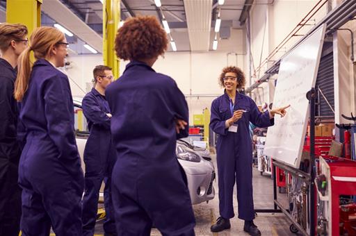 Mujeres en clase en una fabrica de coches