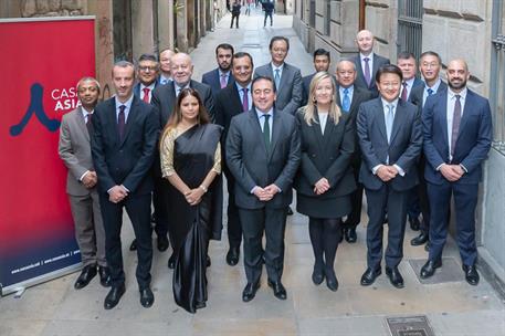 El ministro Albares con los embajadores de los países asiáticos acreditados en España