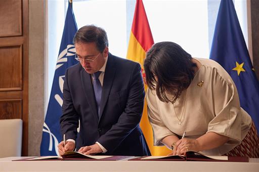 José Manuel Albares firma el acuerdo de contribución de dos millones de euros al Fondo Fiduciario en Beneficio de las Víctimas