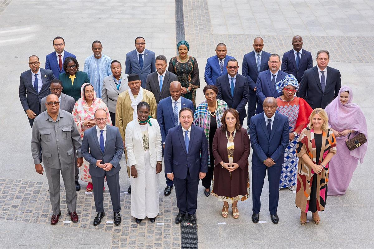 El ministro de Asuntos Exteriores, Unión Europea y Cooperación, José Manuel Albares, con los embajadores africanos