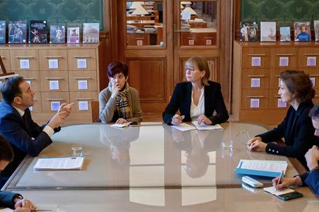 ​Encuentro del ministro José Manuel Albares y la directora general de la UNESCO, Audrey Azoulay, en París.