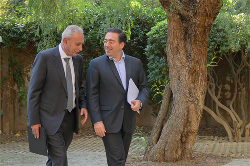 El Secretario General de Unión por el Mediterráneo, Nasser Kamel, y el ministro Albares en el encuentro celebrado en Barcelona.