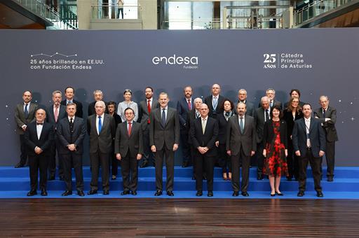 Foto de familia del acto de celebración del 25º aniversario de la Cátedra Príncipe de Asturias