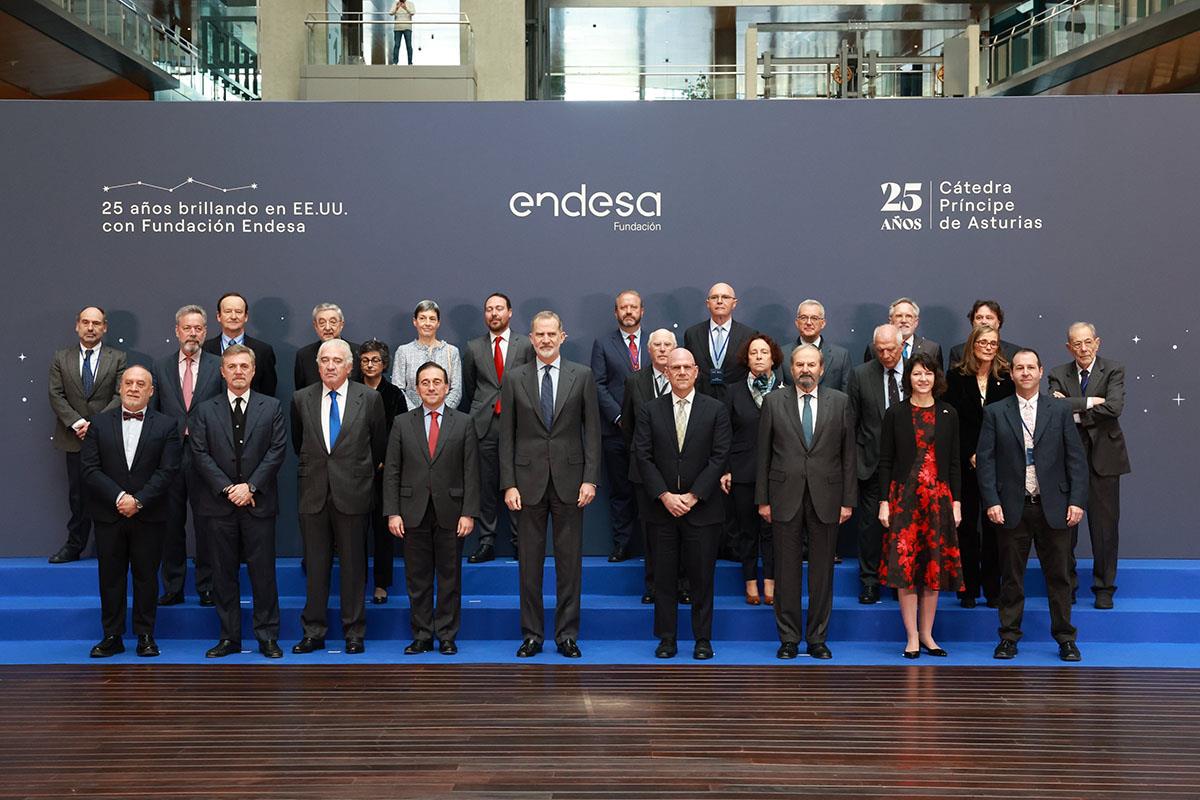 Foto de familia del acto de celebración del 25º aniversario de la Cátedra Príncipe de Asturias