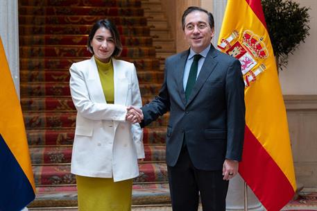 El ministro de Asuntos Exteriores, Unión Europea y Cooperación, José Manuel Albares, y su homóloga colombiana, Laura Sarabia