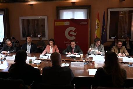 El ministro de Asuntos Exteriores, Unión Europea y Cooperación, José Manuel Álbares, durante la reunión con las ONGD.