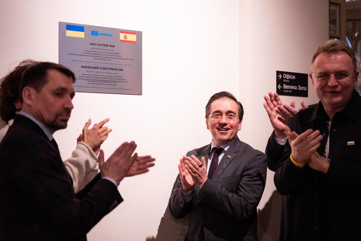 El ministro Albares, durante la inauguración de un centro cultural en Ucrania