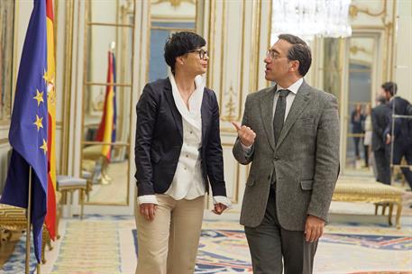 El ministro de Asuntos Exteriores, Unión Europea y Cooperación, José Manuel Albares, y la comisaria para la Ampliación