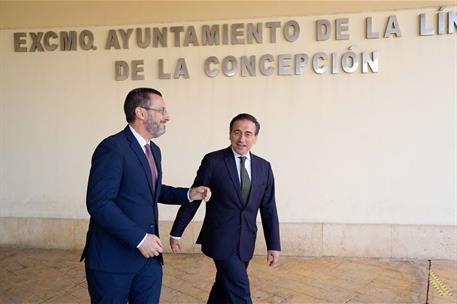 El ministro de Asuntos Exteriores, Unión Europea y Cooperación, José Manuel Albares, junto con el alcalde de la Línea