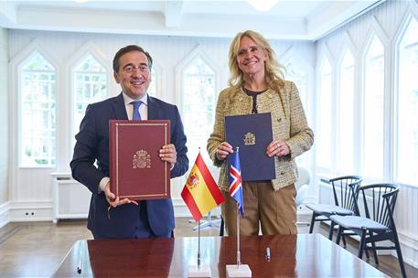 El ministro de Asuntos Exteriores y su homologa en Islandia, firman de acuerdos de cooperación
