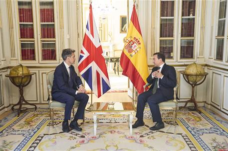 Albares con su homólogo británico