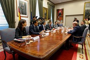 José Luis Ábalos junto a los asistentes a la reunión