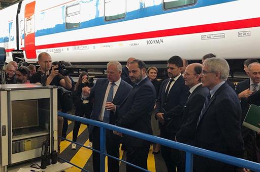 El ministro de fomento en funciones durante su visita al centro de mantenimiento de Talgo en Rusia