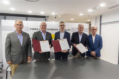 El ministro de Hacienda, Arcadi España, junto a los firmantes del convenio entre Loterías y Cáritas.
