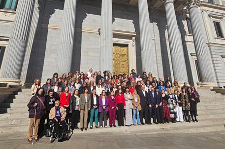 Fotografía de familia tras la aprobación de la renovación del Pacto de Estado contra la Violencia de Género en el Congreso