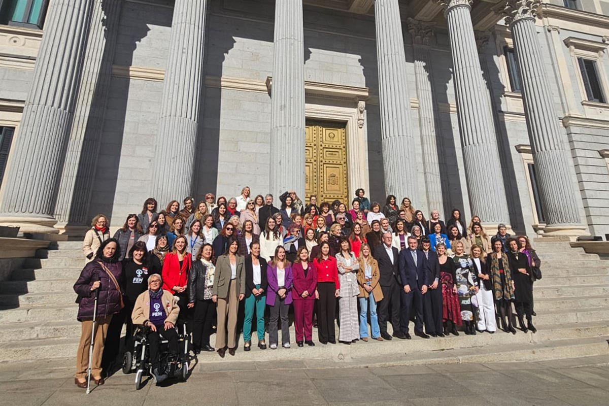 Fotografía de familia tras la aprobación de la renovación del Pacto de Estado contra la Violencia de Género en el Congreso