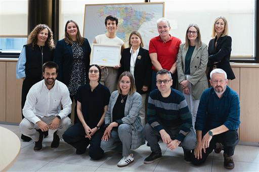 Foto de familia de la visita de la ministra de Inclusión, Seguridad Social y Migraciones, Elma Saiz, al CAT