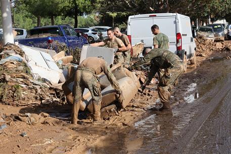 Efectivos del Ejército colaboran en las tareas de limpieza y reconstrucción tras la DANA