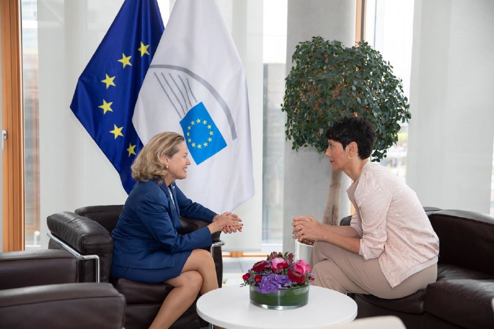 La ministra Elma Saiz y la presidenta del Banco Europeo de Inversiones, Nadia Calviño