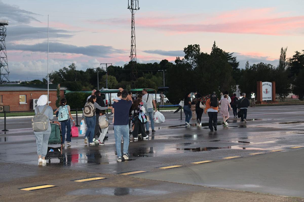 Ciudadanos de origen español evacuados desde Líbano a su llegada a España