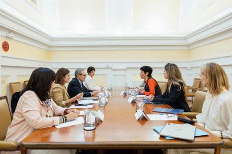 La ministra Elma Saiz, en la reunión con la Asociación Española Contra el Cáncer