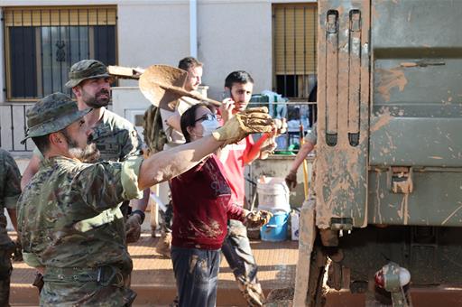 Efectivos del Ejército y ciudadanos participan en las tareas de limpieza tras la DANA