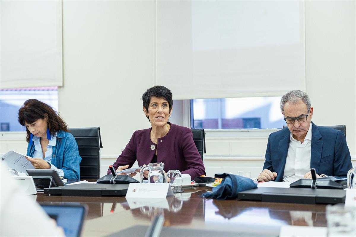 Elma Saiz junto a Ana Redondo y José Luis Rodríguez Zapatero en el Consejo Asesor de Brecha de Género.