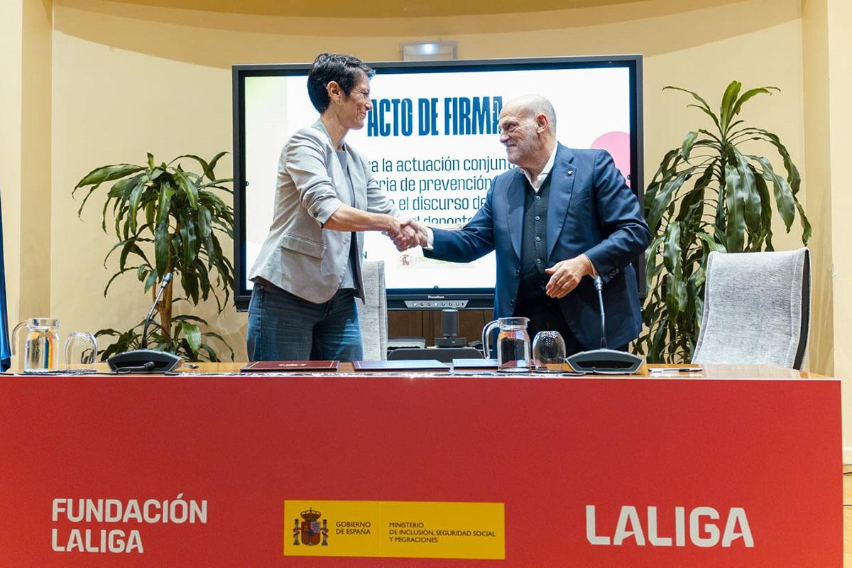 La ministra de Inclusión, Seguridad Social y Migraciones, Elma Saiz, y el presidente de la LALIGA, Javier Tebas